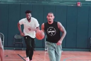 这肌肉又进化了？！马刺新星哈珀公开训练赛中秀暴扣